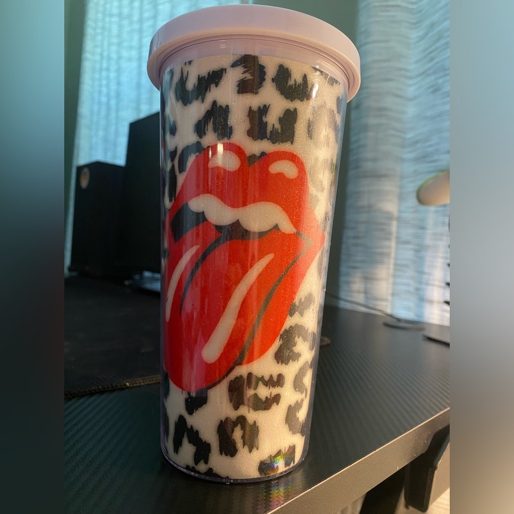 Leopard Print Tumbler with Red Lips Design - Picture 4 of 6